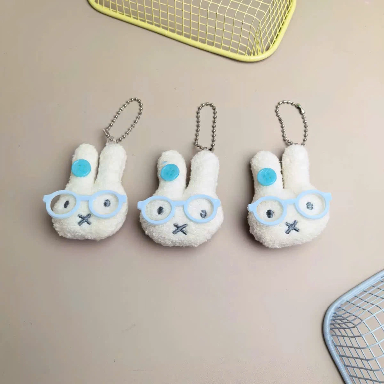 Móc Khóa Nữ Cunbag Hình Đầu Thỏ Phụ Kiện Bông Xù Đeo Kính Gắn Nút Áo Dễ Thương PK077