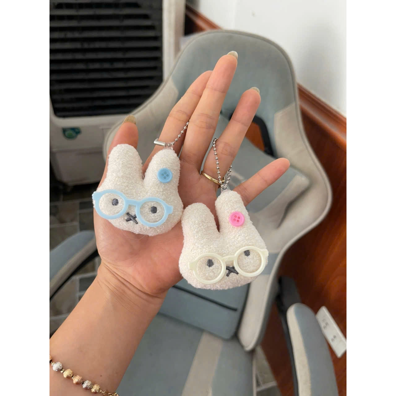Móc Khóa Nữ Cunbag Hình Đầu Thỏ Phụ Kiện Bông Xù Đeo Kính Gắn Nút Áo Dễ Thương PK077