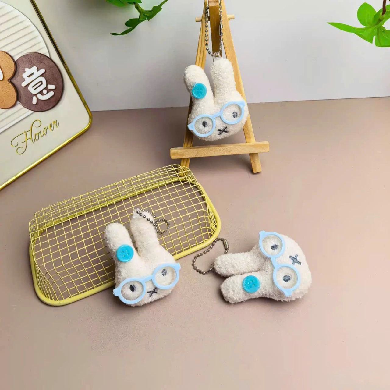 Móc Khóa Nữ Cunbag Hình Đầu Thỏ Phụ Kiện Bông Xù Đeo Kính Gắn Nút Áo Dễ Thương PK077