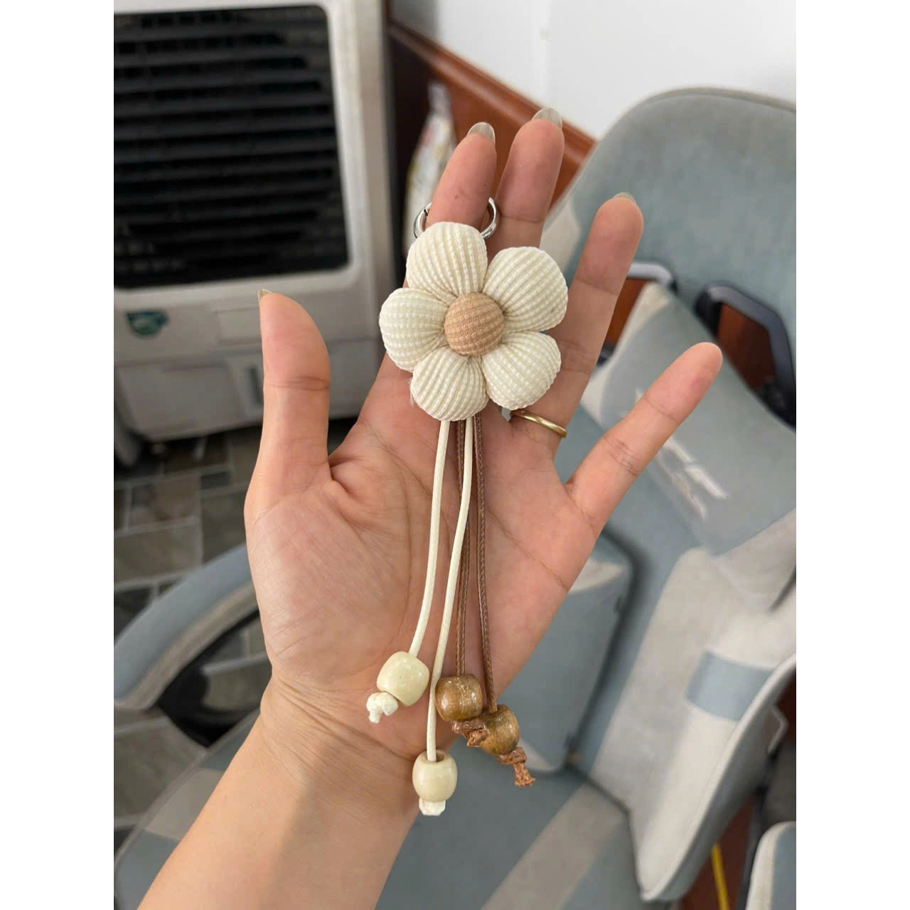 Móc Khóa Hoa Cúc Vải Tăm Cunbag Charm Treo Túi Xách Hình Bông Hoa Phối Hạt Gỗ Vintage PK049