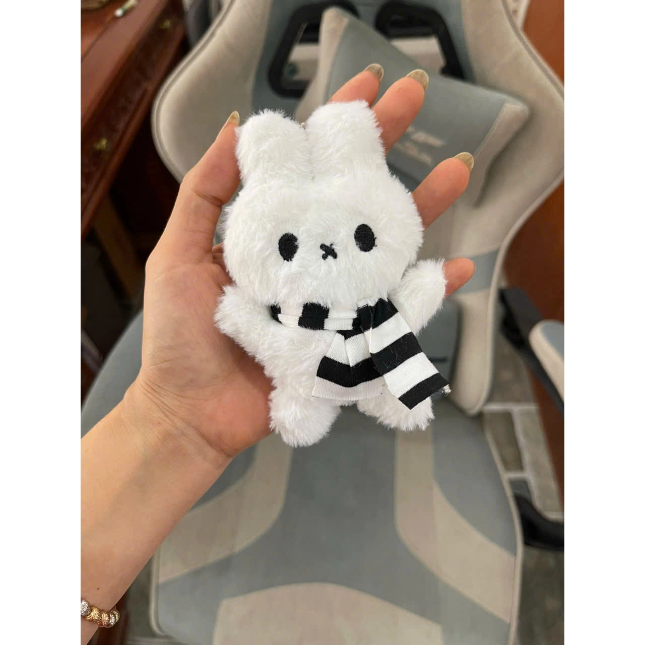 Móc Khóa Charm Cunbag Thỏ Bông Xù Phụ Kiện Treo Balo Túi Xách Phối Khăn Len Kẻ Sọc PK051