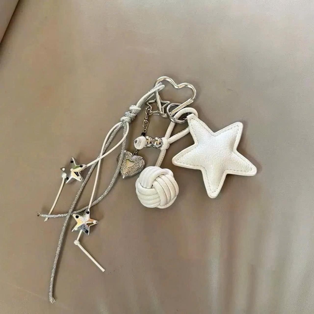 Móc Khóa Charm Cunbag Ngôi Sao Phụ Kiện Treo Balo Túi Xách Quả Cầu Chỉ Đan Tua Rua Xinh PK050