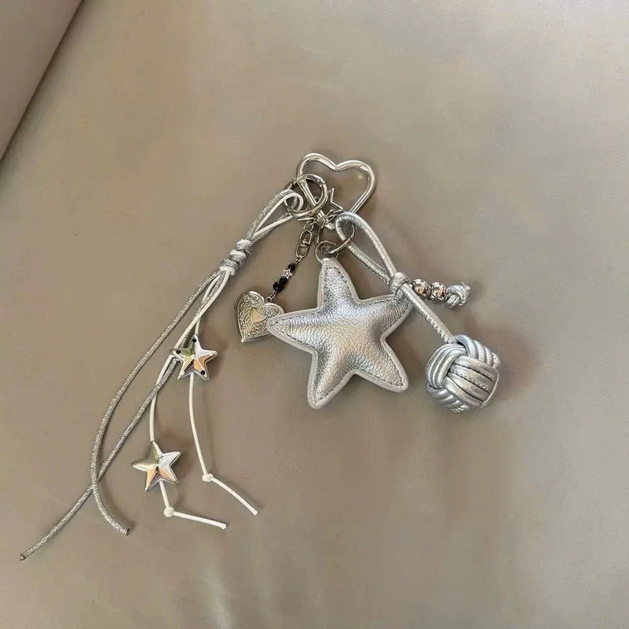 Móc Khóa Charm Cunbag Ngôi Sao Phụ Kiện Treo Balo Túi Xách Quả Cầu Chỉ Đan Tua Rua Xinh PK050
