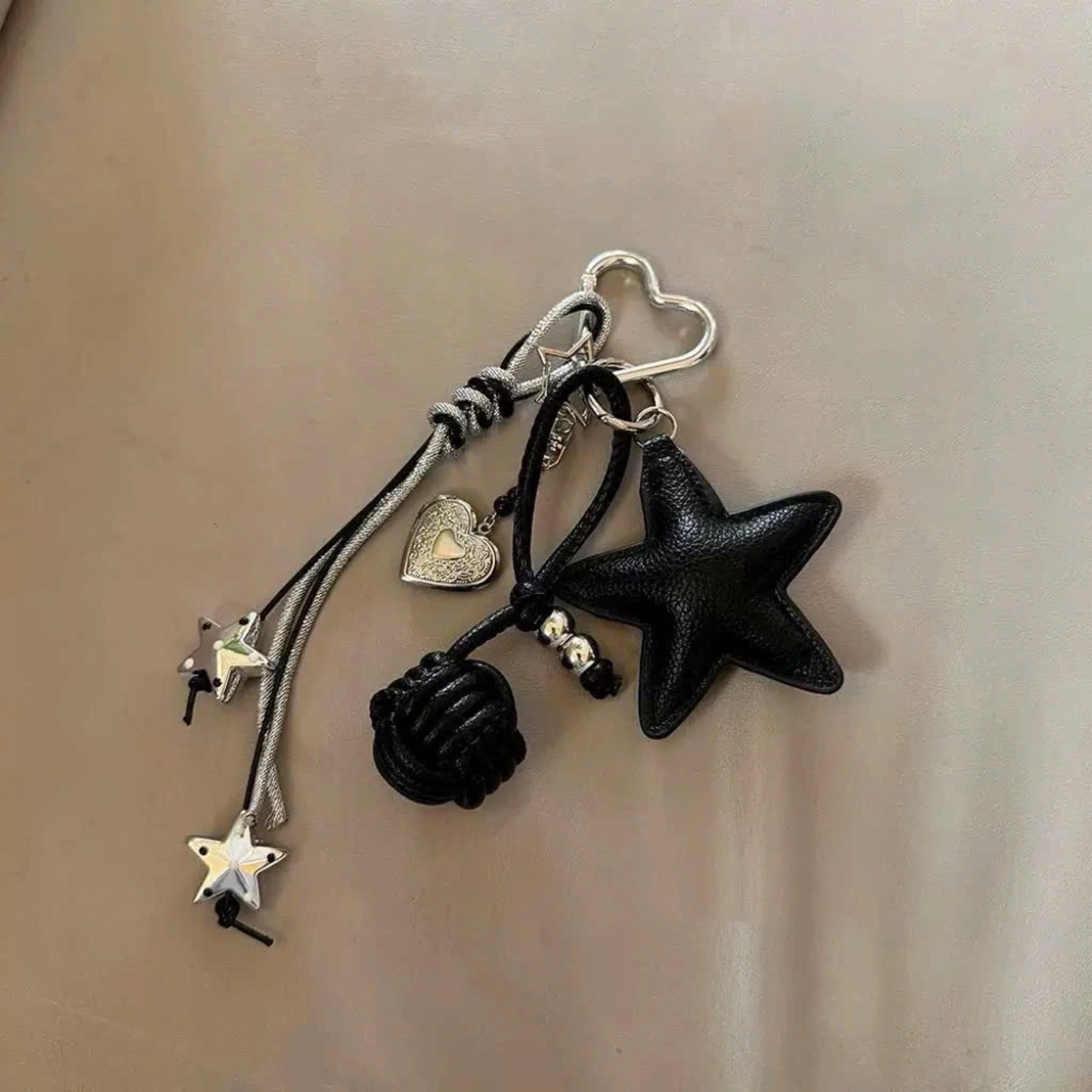 Móc Khóa Charm Cunbag Ngôi Sao Phụ Kiện Treo Balo Túi Xách Quả Cầu Chỉ Đan Tua Rua Xinh PK050