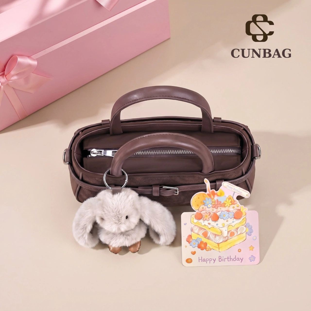 Set Quà Tặng CUNBAG Full Box 28x20x9, Túi Xách Nữ Phối Đai Kèm Charm Bông Xù & Hộp Quà Hồng (Tặng Kỷ Niệm, Sinh Nhật, Tặng Em) SET016
